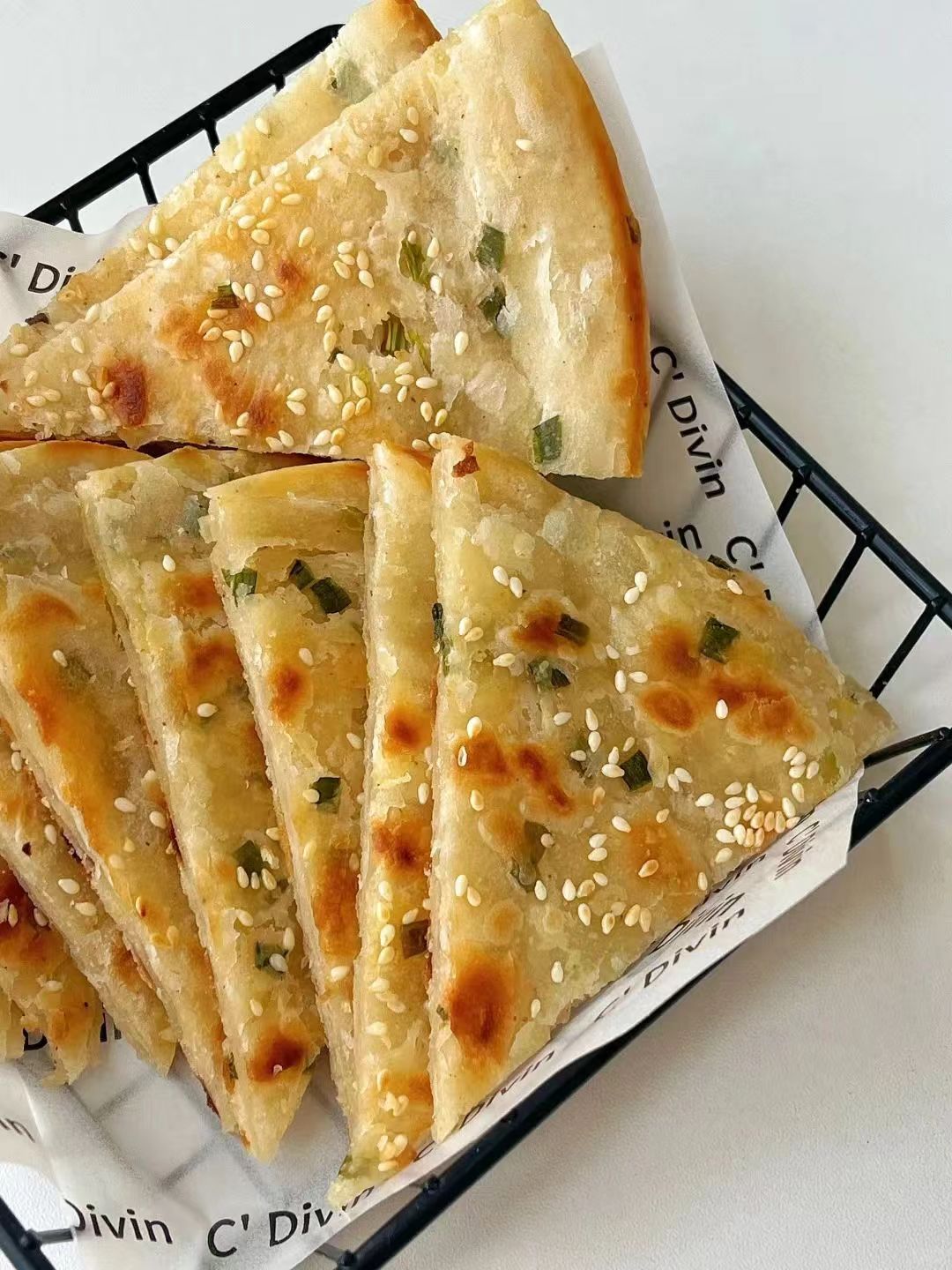 香馥馥的葱油饼做法，一碗面粉一把葱，是童年的味路，全家老小都爱吃